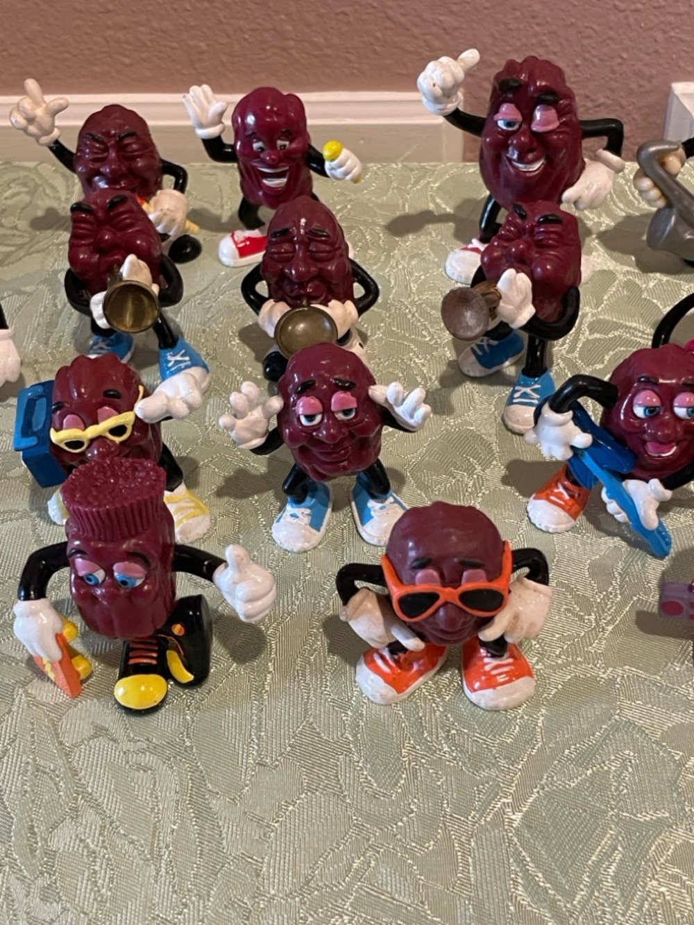 Vintage 1980 California Raisin Figurine Lot (24) - Picture 4 of 8